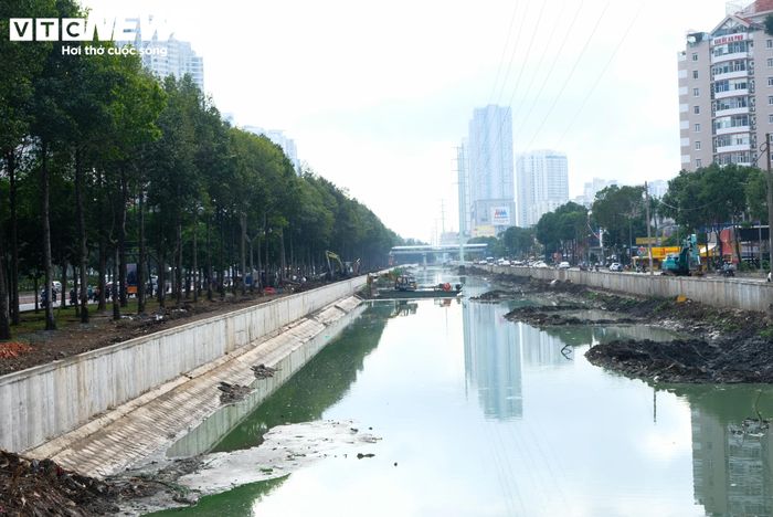 Hệ thống kè mới được xây dựng dọc hai bờ rạch, thay thế những đoạn bờ cũ xuống cấp, góp phần ổn định bờ và hạn chế nguy cơ sạt lở.