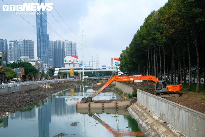 Từ một tuyến rạch từng ô nhiễm, bờ rạch xuống cấp, khu vực này đang từng bước khoác lên diện mạo mới với hệ thống kè, thoát nước, vỉa hè, cây xanh và đường dạo được đầu tư đồng bộ.