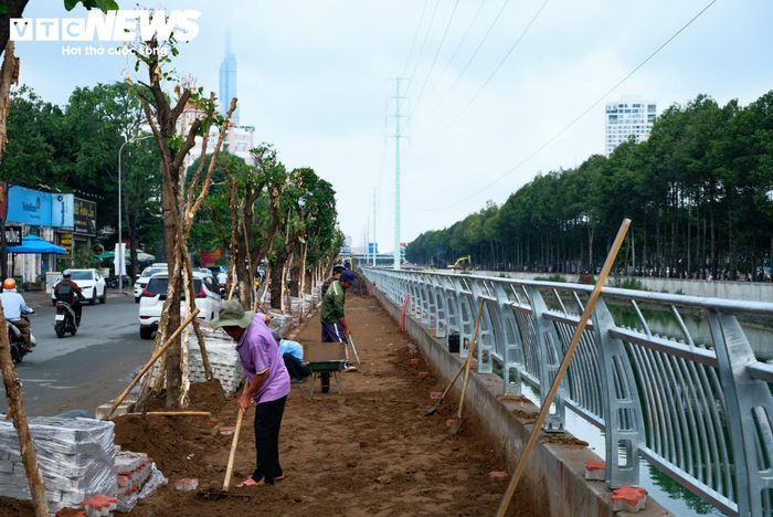 Một đoạn rạch Đá Đỏ sau khi được chỉnh trang. Bờ rạch được gia cố, lòng rạch mở rộng và các hạng mục hạ tầng hai bên đang dần hoàn thiện.