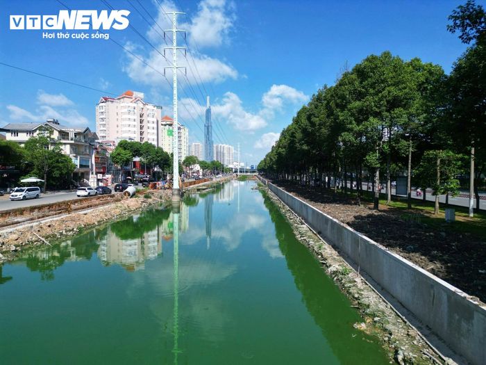 Từ một tuyến rạch từng ô nhiễm, khu vực Đá Đỏ đang dần hình thành không gian sạch sẽ, khang trang hơn khi dòng chảy được khơi thông, hai bờ được chỉnh trang. Diện mạo mới không chỉ thể hiện ở lòng rạch mà còn rõ nét qua cảnh quan hai bên, với vỉa hè, đường dạo, cây xanh và hệ thống chiếu sáng đang được hoàn thiện.