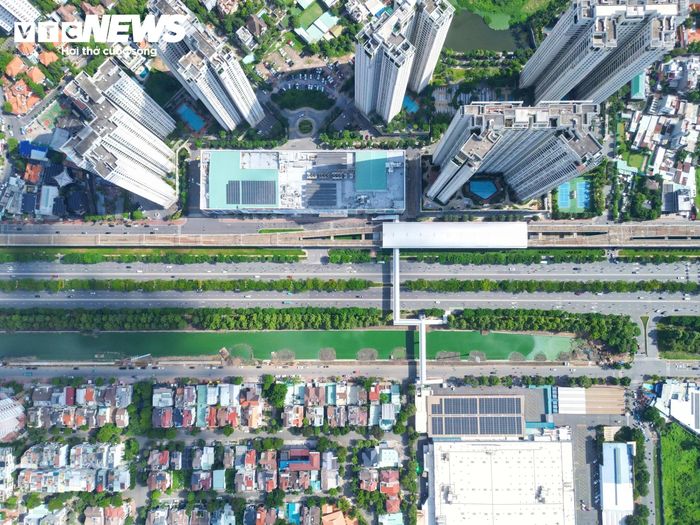 Tuyến rạch chạy song song với tuyến metro số 1 Bến Thành - Suối Tiên và đường Võ Nguyên Giáp, một trong những trục giao thông quan trọng ở khu vực phía Đông TP.HCM.