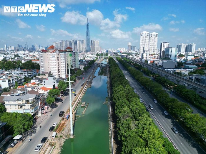 Rạch Đá Đỏ nằm ngay cạnh metro số 1 và đường Võ Nguyên Giáp. Việc chỉnh trang tuyến rạch được kỳ vọng góp phần cải thiện môi trường, khả năng thoát nước và mỹ quan đô thị tại khu vực phía Đông TP.HCM.