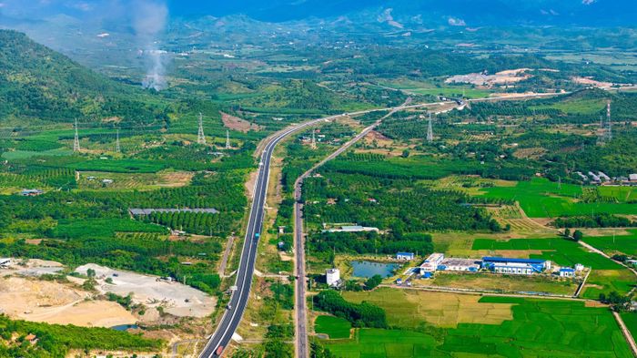 Mạng lưới giao thông liên vùng giúp Nam Nha Trang đón trọn dòng giao thương lẫn du khách. (Ảnh: Minh Tú)