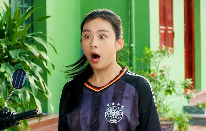 Trong phim, Minh là cô gái 19 tuổi thông minh, nhanh nhẹn, có phần bướng bỉnh nhưng giàu tình cảm và đam mê bóng đá. Cô luôn tin mình có năng khiếu bóng đá và quyết tâm trở thành cầu thủ chuyên nghiệp. Bất chấp sự phản đối từ gia đình, cô tự thành lập đội bóng nữ làng Xuân để tìm cơ hội theo đuổi giấc mơ.