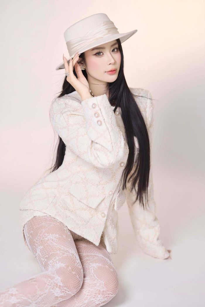 Người đẹp phù hợp với phong cách “tiểu thư” với gam màu sáng và những món phụ kiện tạo điểm nhấn vừa phải.