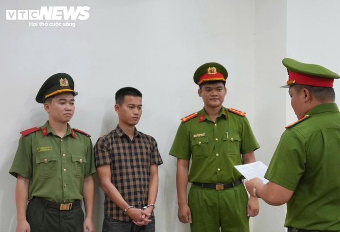 Cán bộ Văn phòng Cơ quan Cảnh sát điều tra Công an TP Huế đang thi hành các quyết định khởi tố, lệnh bắt tạm giam đối với Đặng Văn Vĩnh Hoàng. (Ảnh: CA)