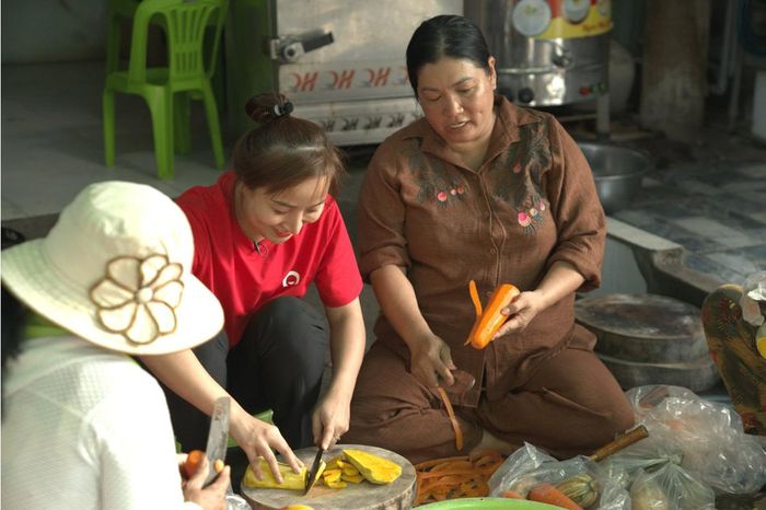 Bếp ăn thiện nguyện được chị Tâm (phải) duy trì suốt nhiều năm, trao những phần cháo nóng đến bệnh nhi tại Bệnh viện Ung Bướu.