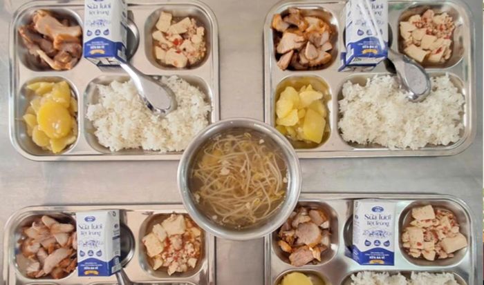 Trường Tiểu học Đức Giang - phân hiệu Thượng Thanh nấu ăn tại trường ngày 9/9.
