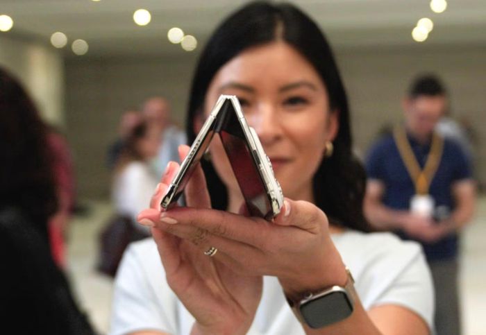 Các chuyên gia công nghệ quốc tế đánh giá cao trải nghiệm gập của iPhone Duo. (Ảnh: The Wall Street Journal)