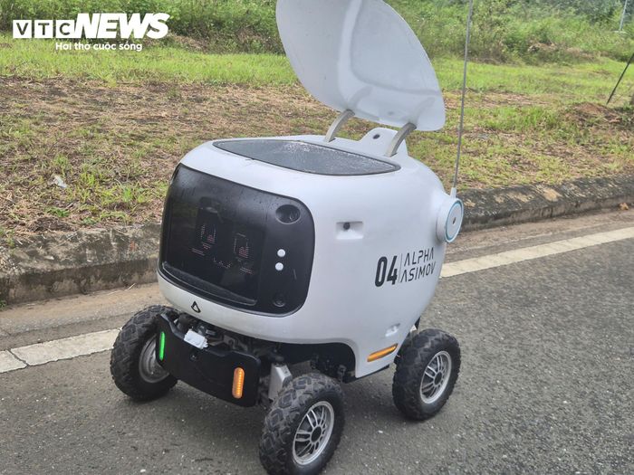 Trình diễn xe robot giao hàng bên lề sự kiện.