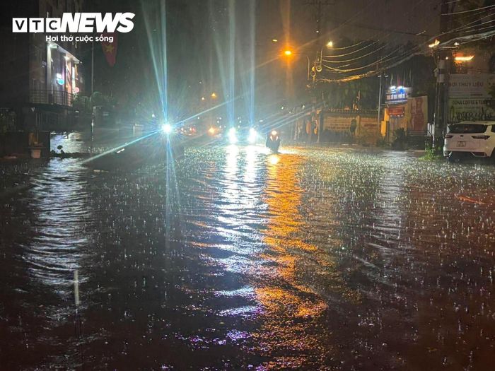 Dự báo trong 3 giờ tới, mây dông tiếp tục phát triển, gây mưa rào kèm dông, sét tại các khu vực trên, sau đó có xu hướng mở rộng và lan sang những khu vực lân cận.