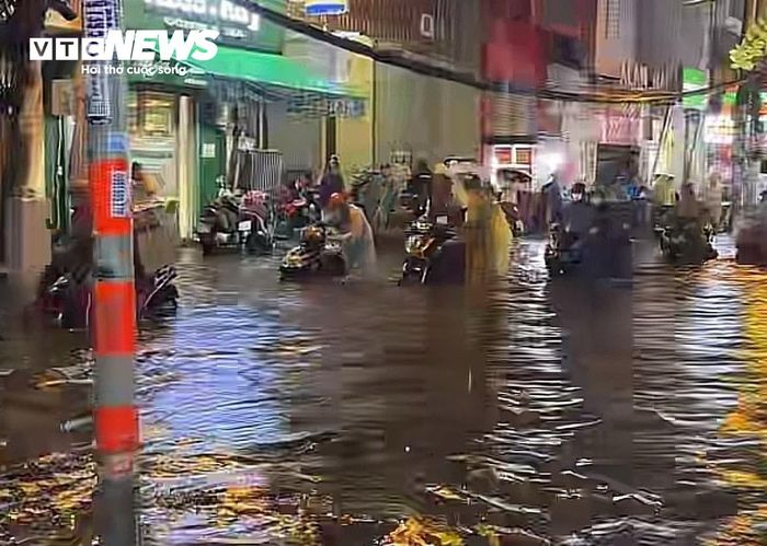 Đường ngập sâu trong khi số lượng phương tiện tăng cao vào giờ tan tầm khiến giao thông càng khó khăn. Nhiều người đi xe máy phải dừng lại chờ nước rút, hoặc dắt bộ về nhà.