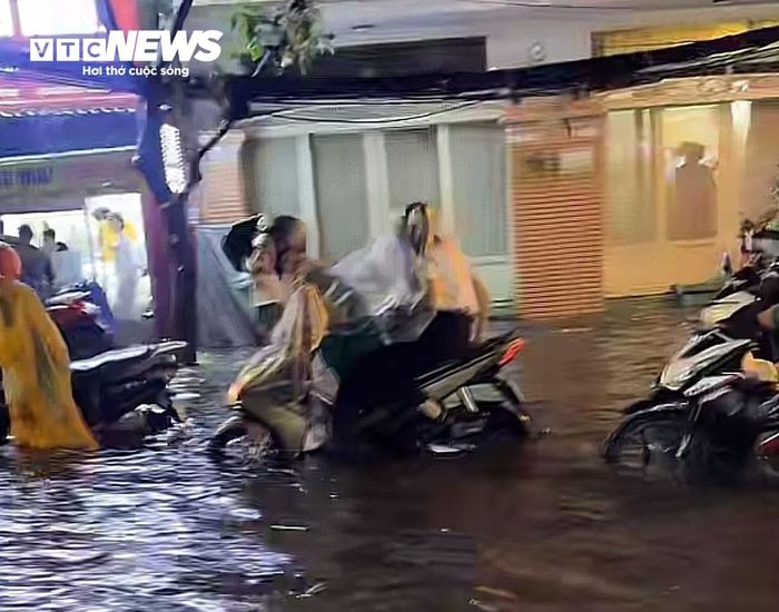 Ghi nhận của phóng viên Báo Điện tử VTC News, nước ngập lênh láng ở đường Cây Keo (phường Tam Bình) và một số tuyến đường thuộc khu vực quận Bình Thạnh cũ như đường D5, đường Lê Văn Việt...