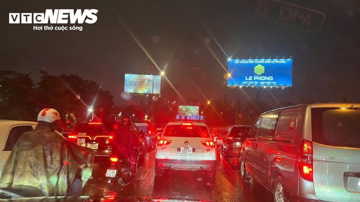 Kẹt xe kéo dài đoạn qua cầu Bình Triệu.