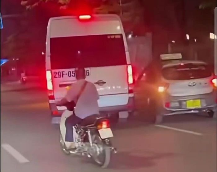 Hình ảnh 2 ô tô lạng lách, chèn ép nhau trên đường Giải Phóng.