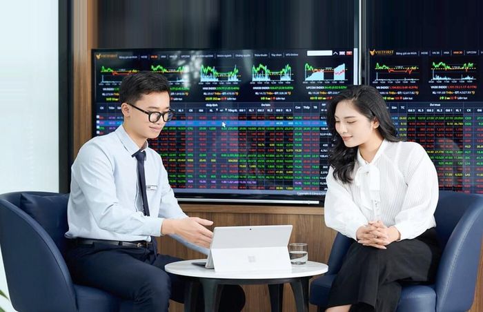 Hoạt động giao dịch trái phiếu doanh nghiệp riêng lẻ tại Công ty Chứng khoán Nhất Việt. Ảnh VFS