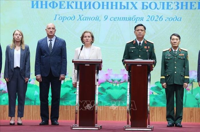 Đồng chí Anna Iurievna Popova, Giám đốc cơ quan giám sát liên bang về Bảo vệ quyền lợi người tiêu dùng và an sinh con người, Liên bang Nga phát biểu. Ảnh: TTXVN