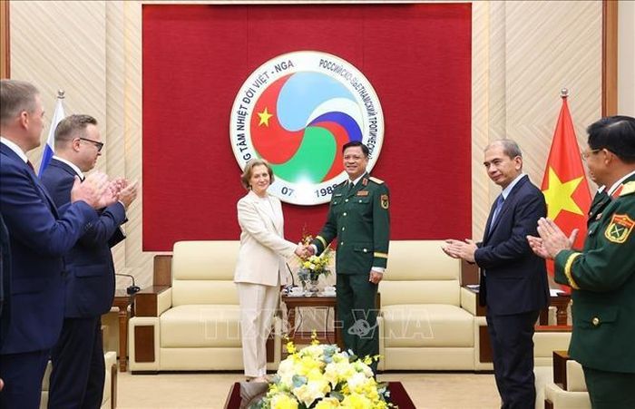 Thượng tướng Nguyễn Trường Thắng, Thứ trưởng Bộ Quốc phòng, Chủ tịch Phân ban Việt Nam, Đồng Chủ tịch Ủy ban Phối hợp liên Chính phủ về Trung tâm Nhiệt đới Việt - Nga tiếp đồng chí Anna Iurievna Popova, Giám đốc cơ quan giám sát liên bang về Bảo vệ quyền lợi người tiêu dùng và an sinh con người, Liên bang Nga. Ảnh: TTXVN