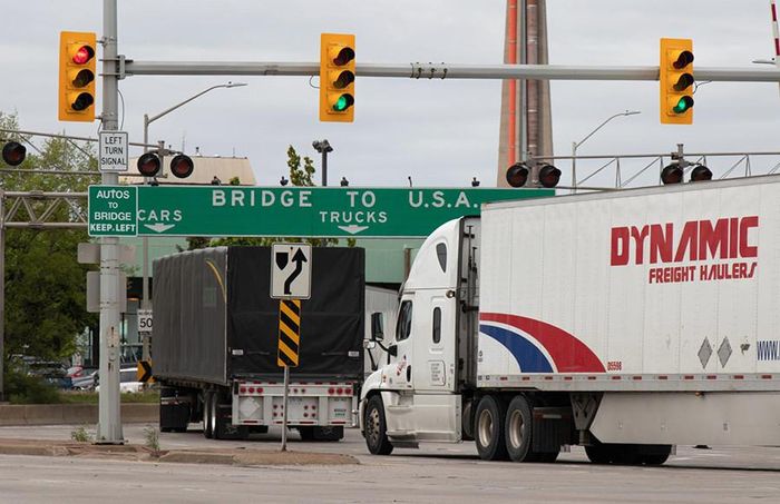 Hoạt động vận chuyển hàng hóa tại biên giới Mỹ - Canada sẽ bị ảnh hưởng trong thời gian tới. Ảnh: Reuters