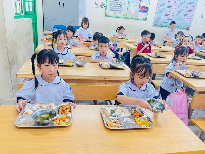 Một suất ăn bán trú đầy đủ dinh dưỡng của học sinh xã Sóc Sơn. Ảnh: CTV.