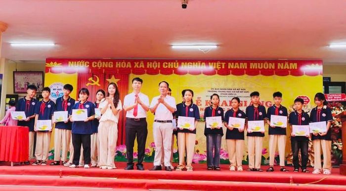 16 học sinh có hoàn cảnh khó khăn nhận quà của chương trình "Cặp lá yêu thương". Ảnh: Biên Phạm