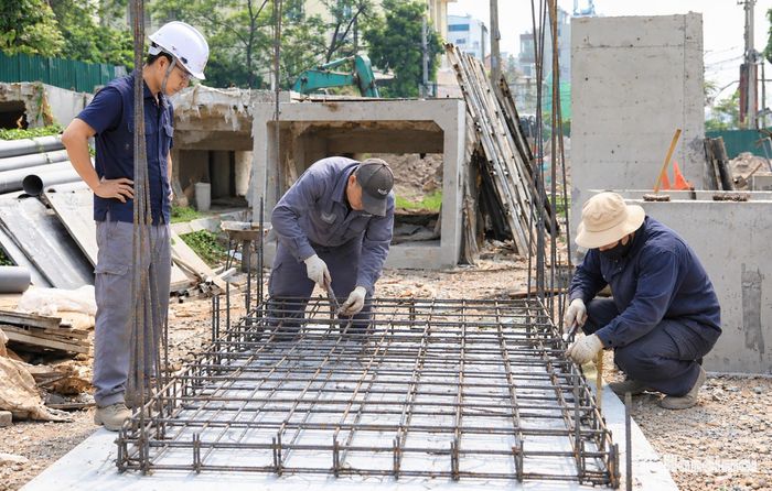 Công nhân thi công dầm sắt phục vụ dự án.