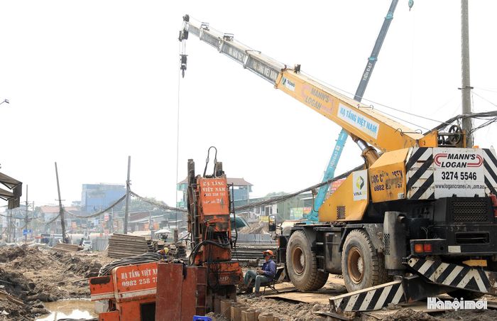 Ông Nguyễn Văn Quảng (phường Hoàng Mai) chia sẻ: “Chúng tôi rất vui, phấn khởi khi dự án đang được triển khai rầm rộ trên toàn tuyến. Mong dự án sớm hoàn thành giúp giao thông thuận tiện và diện mạo đô thị khang trang hơn”.