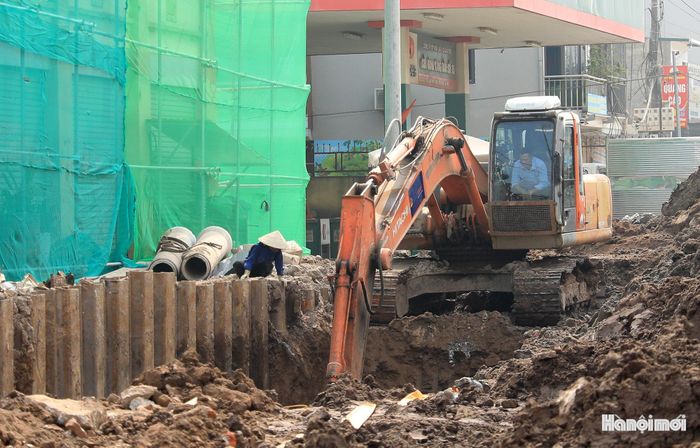 Tuy nhiên, toàn tuyến có hệ thống hạ tầng ngầm phức tạp đặt ra cho nhà thầu không ít thách thức khi triển khai dự án.