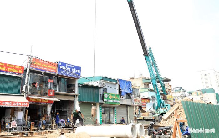 Phó Chủ tịch UBND phường Vĩnh Hưng Ngô Mạnh Cường cho biết: “Khối lượng công việc lớn, UBND phường đã đề nghị nhà thầu tăng cường thêm máy móc, nhân lực triển khai các hạng mục để bảo đảm tiến độ thành phố giao”.