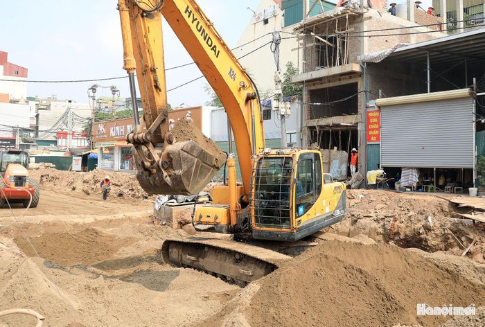 Những ngày này, máy móc, nhân lực của nhà thầu đang tích cực triển khai thi công trên toàn tuyến với các hạng mục như: Nền đường, cống thoát nước…