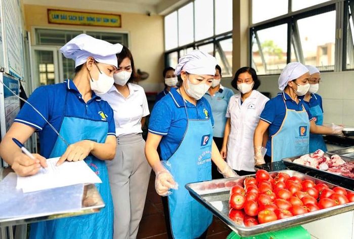 Các trường học ở xã Phú Xuyên chú trọng lựa chọn thực phẩm sạch, giàu chất dinh dưỡng để tổ chức bữa ăn bán trú cho học sinh năm học 2026-2027. Ảnh: PV