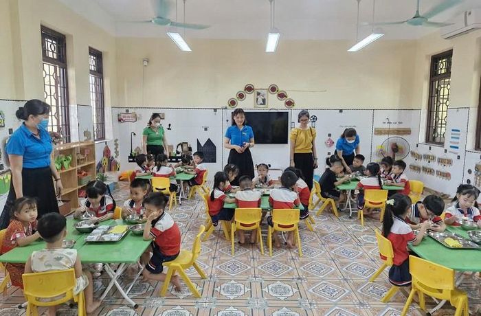 Công tác tổ chức ăn bán trú được các trường học ở xã Phú Xuyên chú trọng nâng cao chất lượng, đảm bảo an toàn vệ sinh thực phẩm. Ảnh: PV