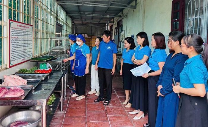 Trường Mầm non Quang Trung tăng cường kiểm soát nguồn cung thực phẩm, nâng cao chất lượng bữa ăn bán trú cho học sinh. Ảnh: PV