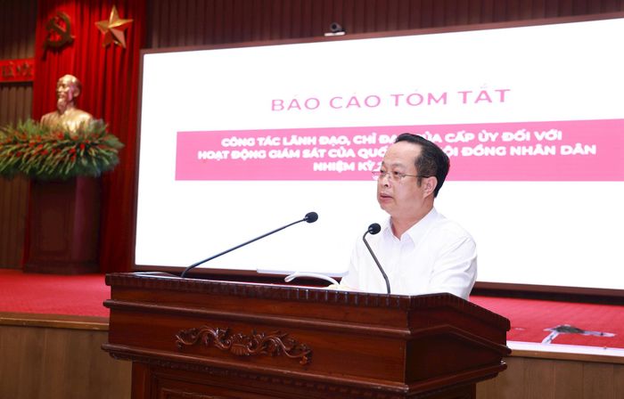 Phó Chủ tịch Thường trực HĐND thành phố Hà Nội Trần Thế Cương báo cáo tại buổi khảo sát. Ảnh: Văn Tuyến