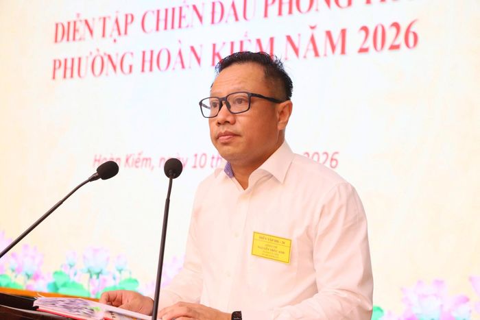 Bí thư Đảng ủy phường Hoàn Kiếm Nguyễn Trúc Anh phát biểu khai mạc diễn tập chiến đấu phòng thủ năm 2026. Ảnh: PV