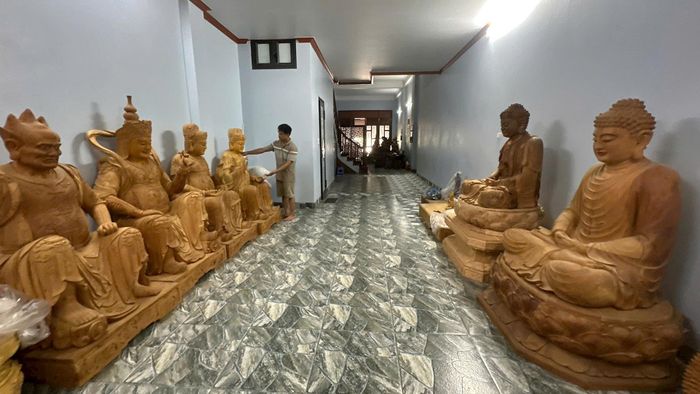 Các nghệ nhân làng nghề Nhân Hiền luôn mong muốn gìn giữ và phát triển nghề điêu khắc. Ảnh: PV