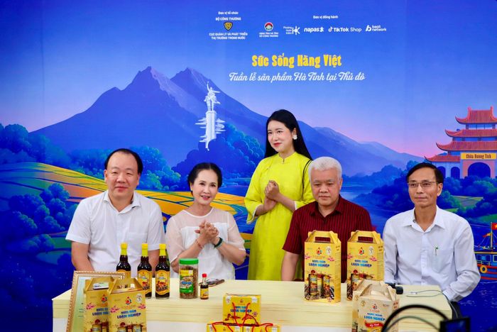 Hoạt động livestream bán hàng Việt đang tạo động lực đưa hàng Việt vươn xa. Ảnh: Bảo Trung