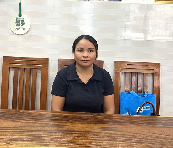 Chị Nguyễn Thị Tuyến, phụ huynh em Phạm Văn Tùng ở tỉnh Ninh Bình xúc động khi con mình tiến bộ từng ngày khi tham gia lớp học của bà Huyền. Ảnh: Đào Tuyết