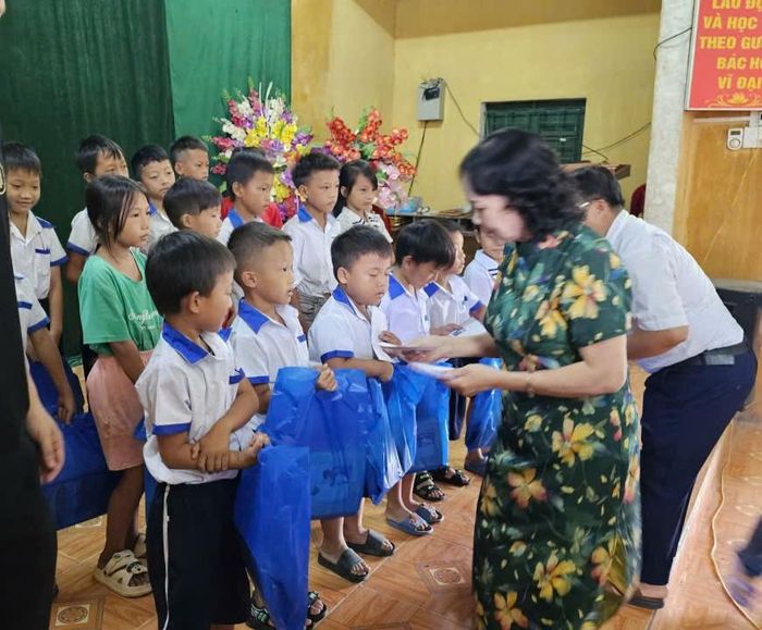 Bà Phạm Thị Huyền trong chuyến đi thiện nguyện cho học sinh ở Trường Mỹ Bằng tỉnh Tuyên Quang có hoàn cảnh khó khăn do cơn bão Yagi. Ảnh: Nhân vật cung cấp