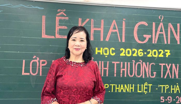 Bà Phạm Thị Huyền hạnh phúc khi học trò biết đọc, biết viết. Ảnh: Đào Tuyết