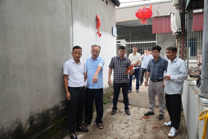 Kiểm tra dự án cải tạo, nâng cấp đường giao thông thôn Tân Thành. Ảnh: Ngân Nguyễn