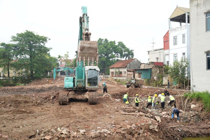 Thi công ao môi trường sát Nhà văn hóa Thọ Vực. Ảnh Ngân Nguyễn