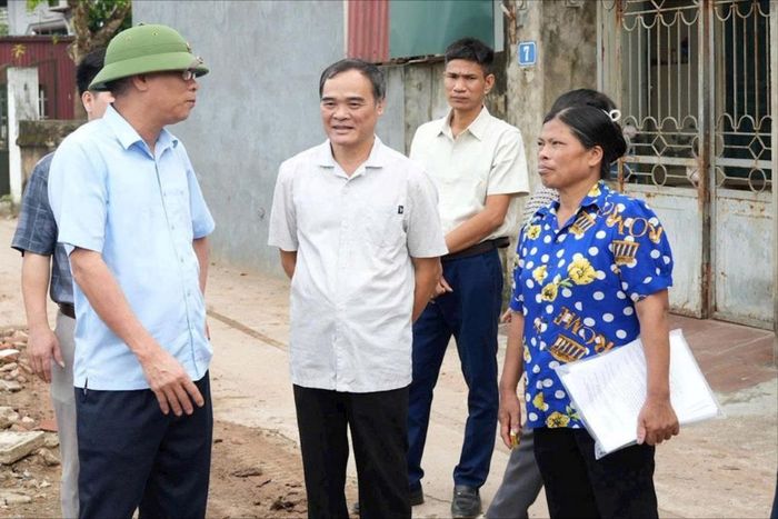 Đoàn kiểm tra thực tế tại ao môi trường sát Nhà văn hóa Thọ Vực. Ảnh Nguyễn Ngân
