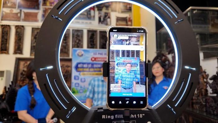 Xã Phú Xuyên coi việc đưa nông sản và sản phẩm làng nghề lên môi trường số là một trong những nhiệm vụ trọng tâm để phát triển kinh tế địa phương. Ảnh PV