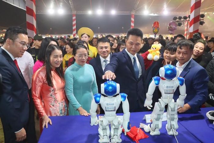 Lãnh đạo xã Phú Xuyên xác định, công nghệ số không còn chỉ hiện diện trong các kế hoạch hay mục tiêu phát triển, mà từng bước trở thành một phần của công việc hằng ngày. Ảnh PV