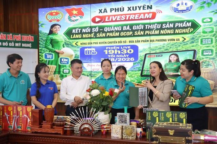 Lãnh đạo xã Phú Xuyên trực tiếp Livestream bán hàng giúp nông dân. Ảnh PV