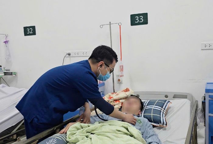 Chăm sóc bệnh nhân đột quỵ tại Trung tâm Chống độc (Bệnh viện Bạch Mai). Ảnh: BVCC