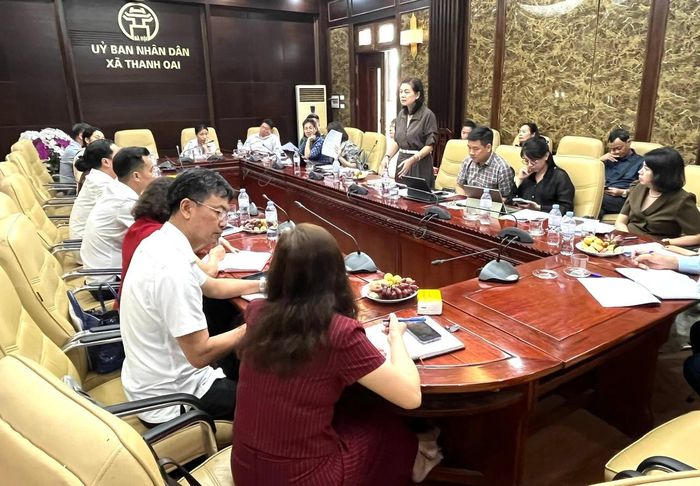 Đại diện Sở Giáo dục và Đào tạo trao đổi tại cuộc làm việc. Ảnh: Lê Nguyễn