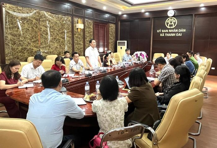 Đại diện lãnh đạo xã Thanh Oai báo cáo tại cuộc làm việc. Ảnh: Lê Nguyễn