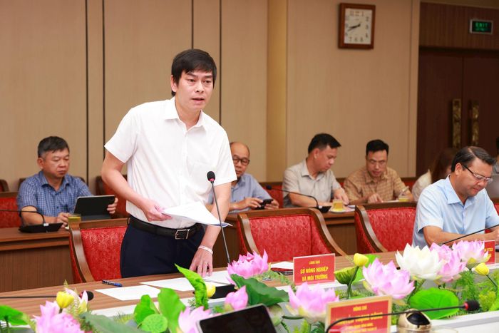 Đại diện lãnh đạo Sở Nông nghiệp và Môi trường Hà Nội báo cáo tại hội nghị. Ảnh: Văn Tuyến
